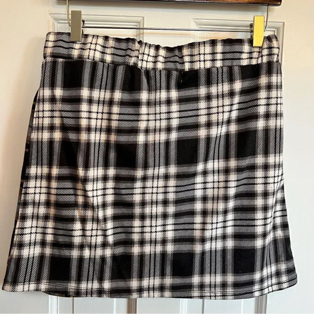 Almost Famous plaid pattern skirt with pockets - Picture 3 of 5
